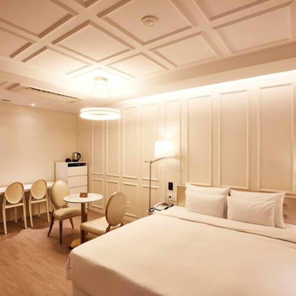 Hotel Wanted Deluxe Double Room (White)