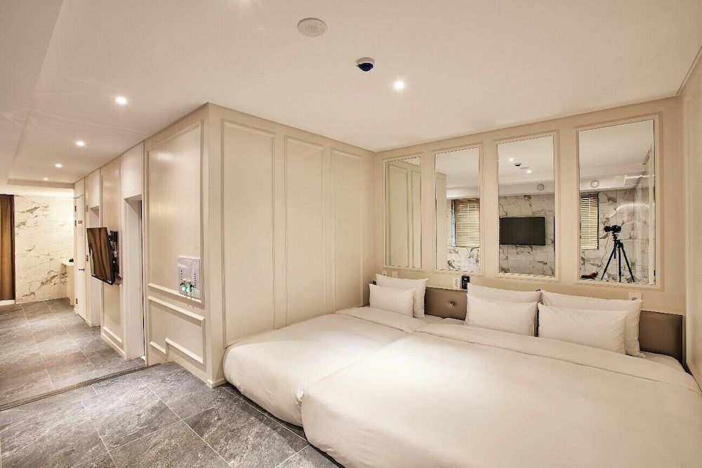 Hotel Wanted Pool Suite