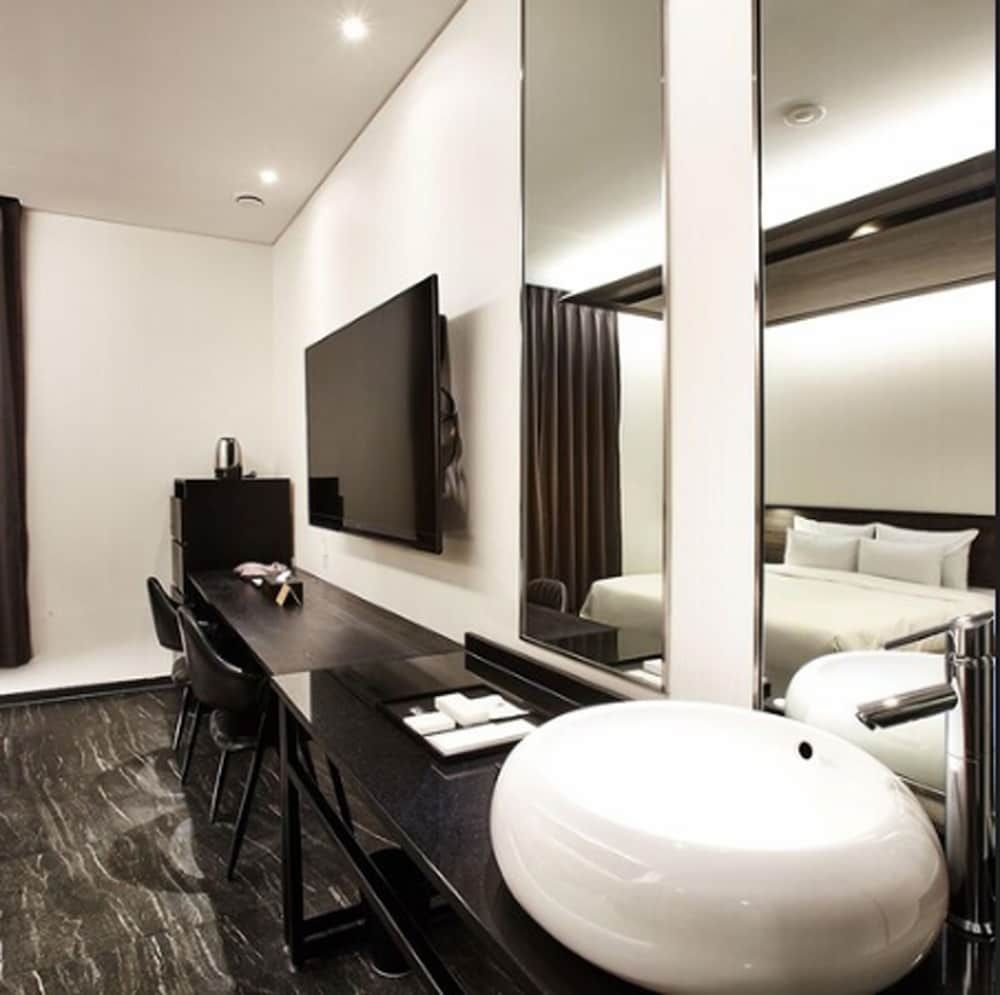 Hotel Wanted Family Twin Room 9