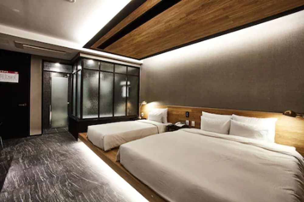 Hotel Wanted Family Twin Room 6