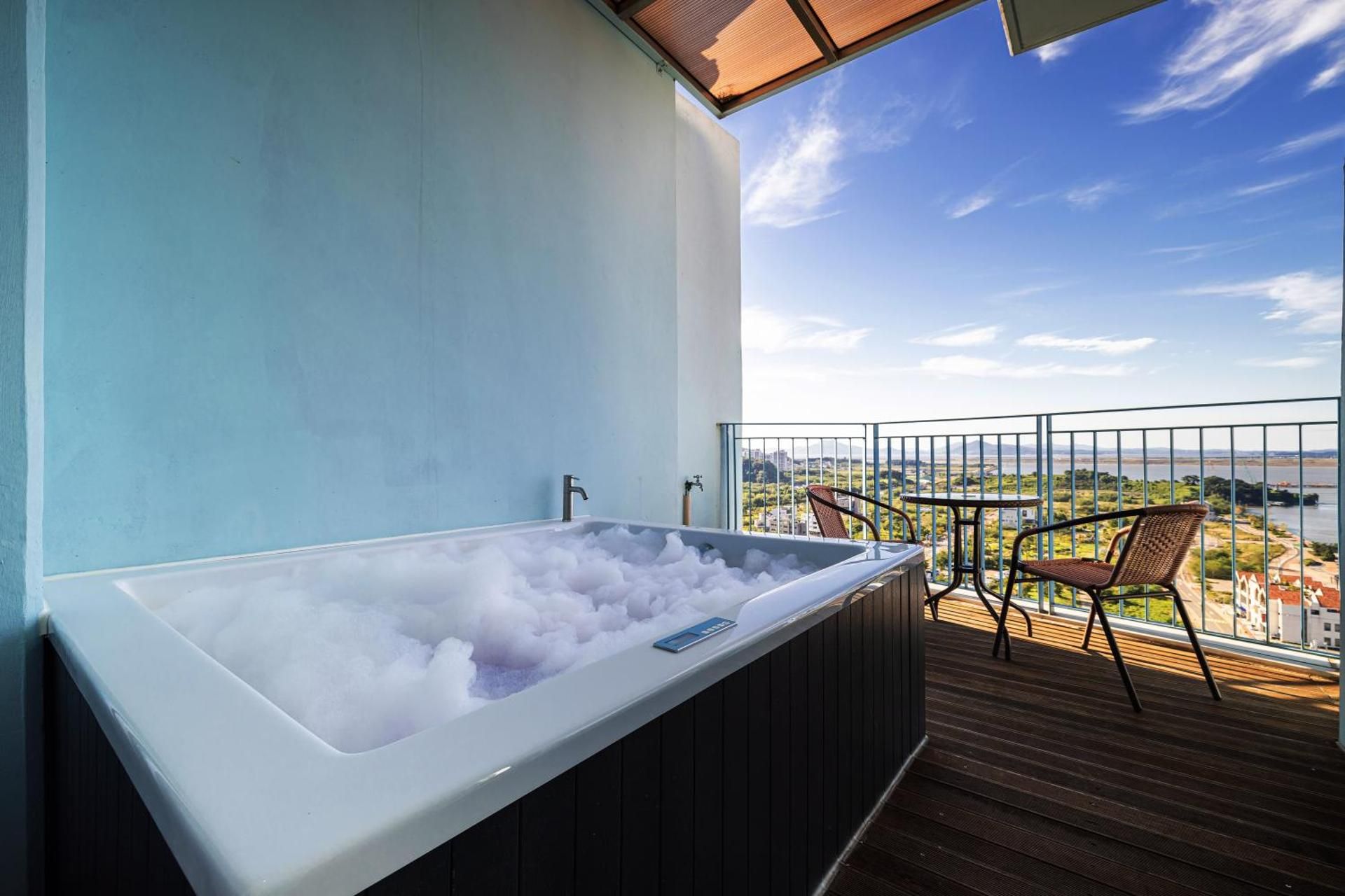 Ocean Soleview Hotel Premier Spa Suite Deluxe King (Half Ocean View) 3