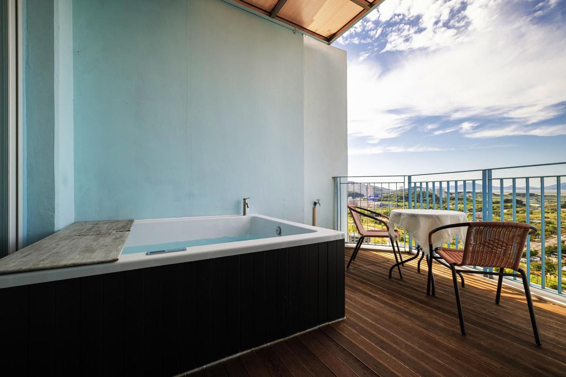 Ocean Soleview Hotel Premier Spa Suite Deluxe King (Half Ocean View) 2