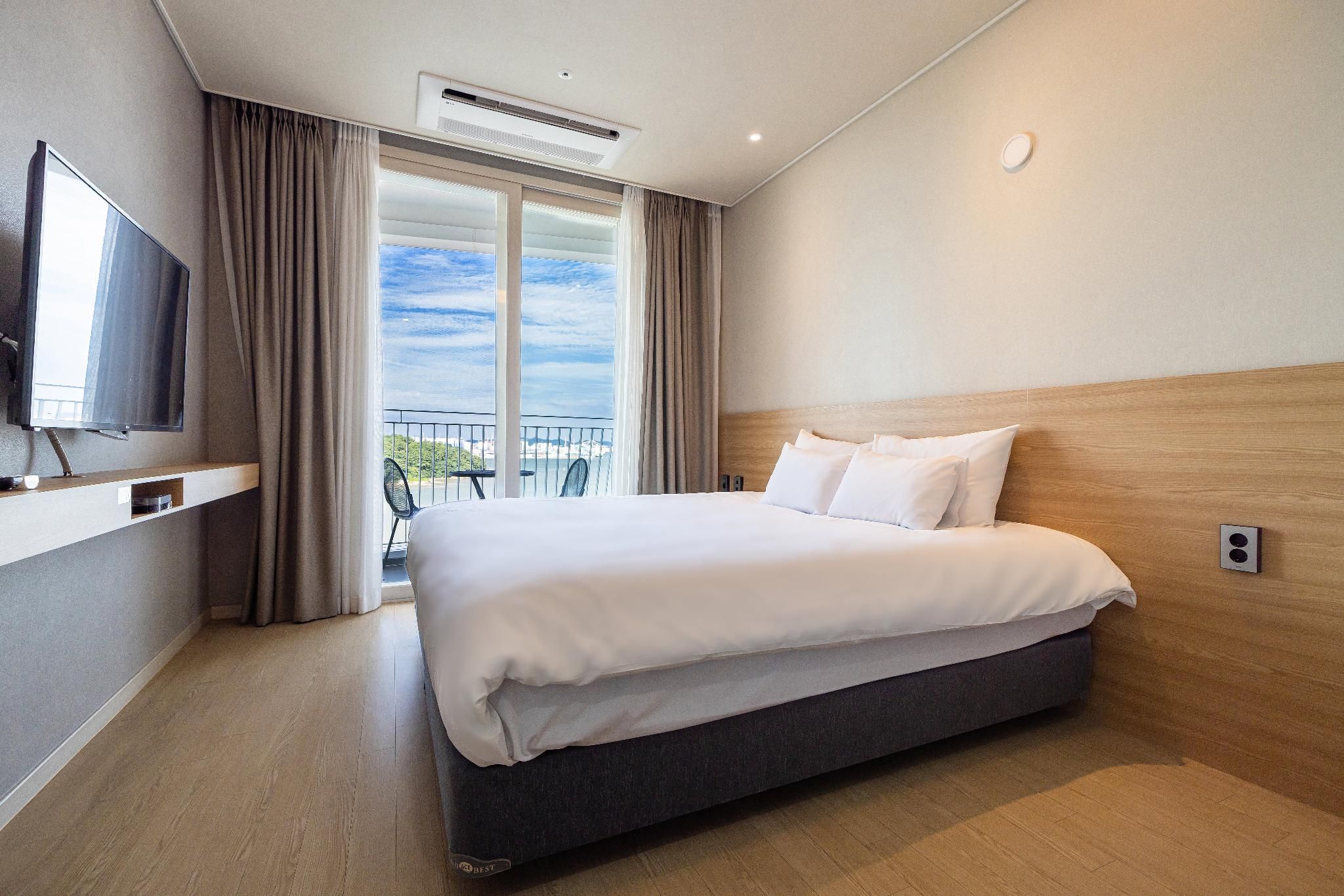 Deluxe Ocean View King Room with Terrace