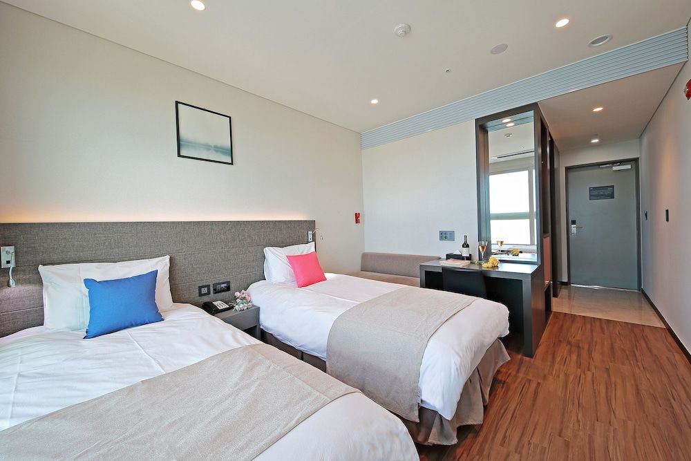 Airsky Hotel Deluxe Twin Room, Ocean View