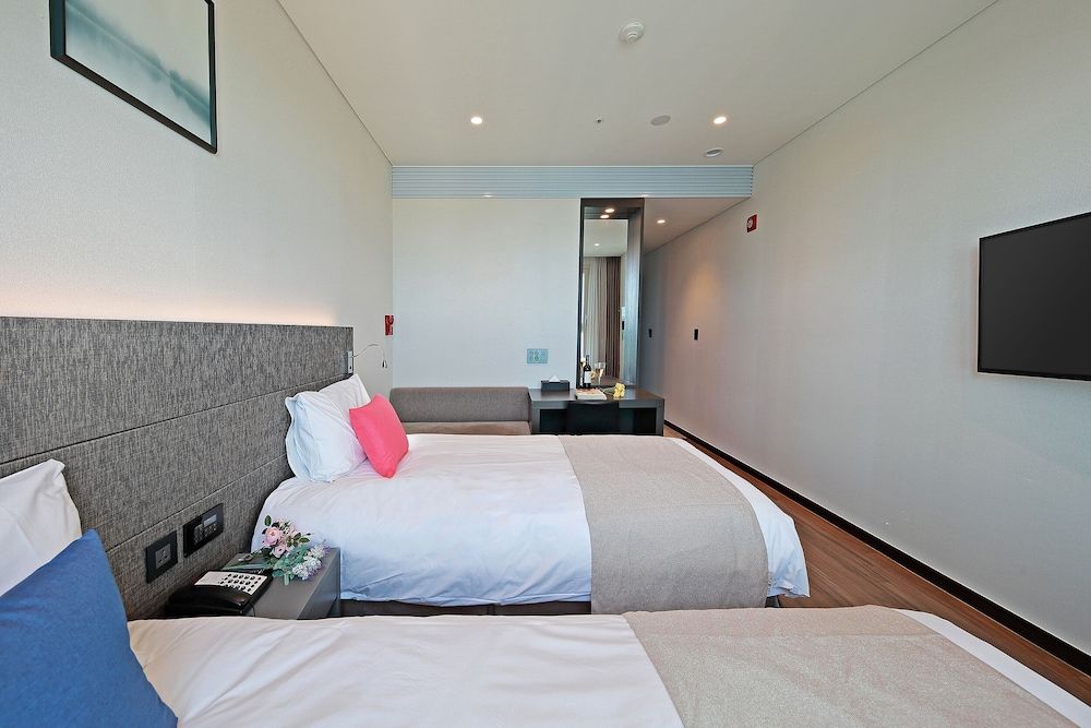 Airsky Hotel Deluxe Twin Room, Ocean View 2