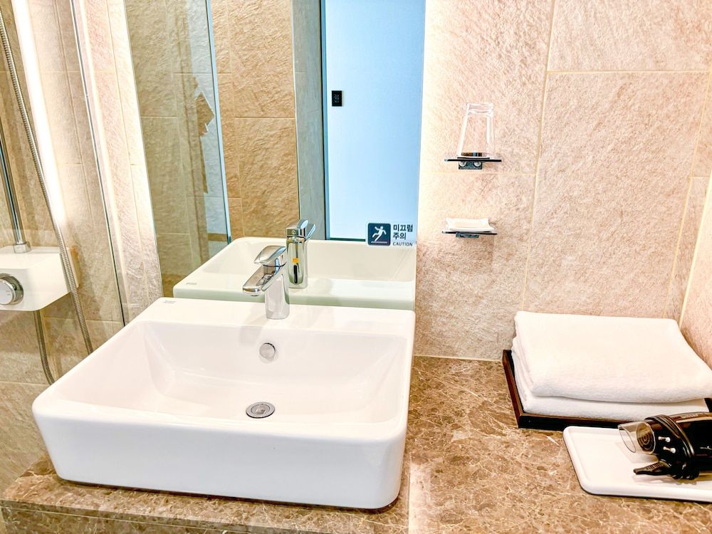 Airsky Hotel Deluxe Twin Room, Ocean View 7