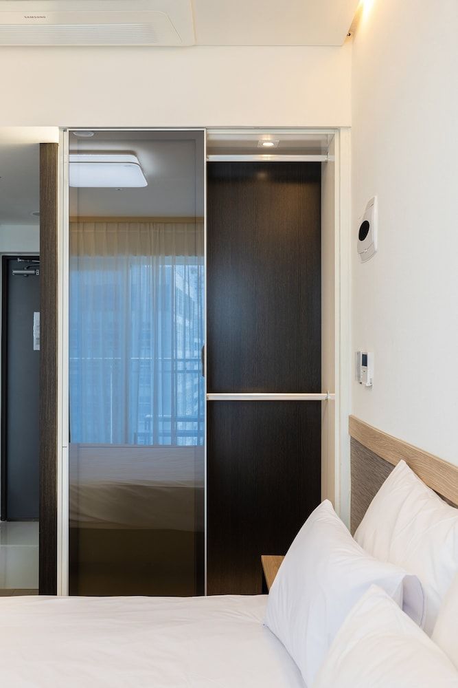 Skytop Hotel Incheon Airport Deluxe King with Terrace (City View) 6