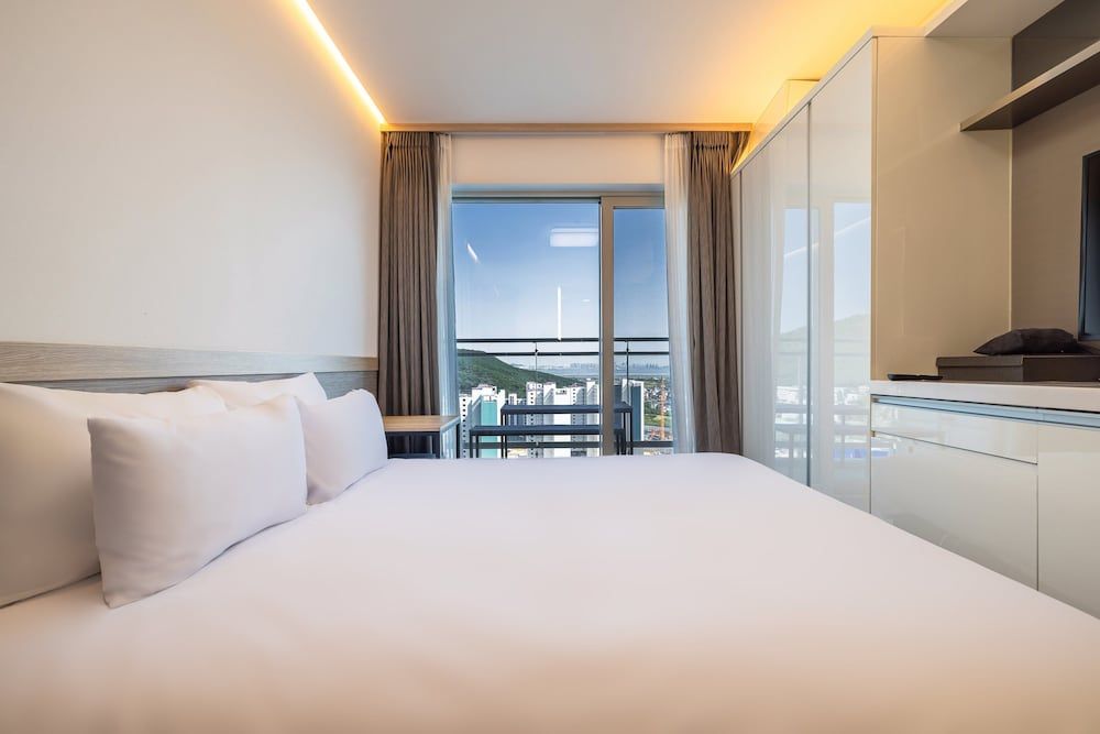 Skytop Hotel Incheon Airport Deluxe King with Terrace (Harbor View)