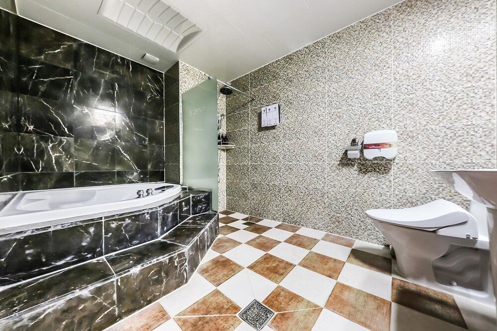 Born Hotel Cheongju Deluxe Twin Room, Smoking 3