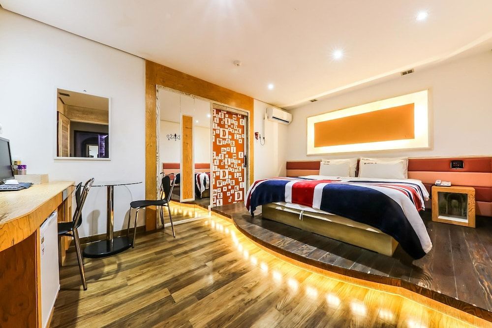 Born Hotel Cheongju Standard Double Room, Smoking 8