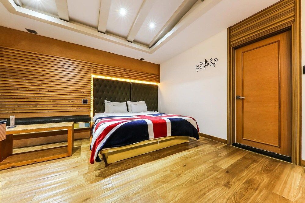 Born Hotel Cheongju Deluxe Double Room, Smoking 4