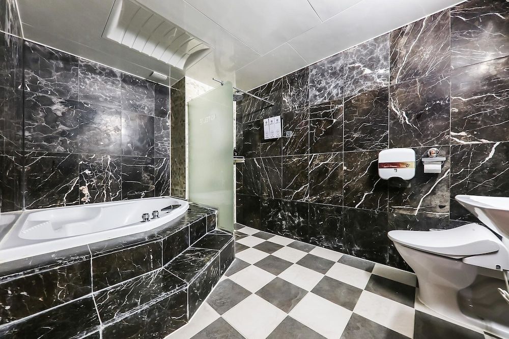 Born Hotel Cheongju Deluxe Double Room, Smoking 8