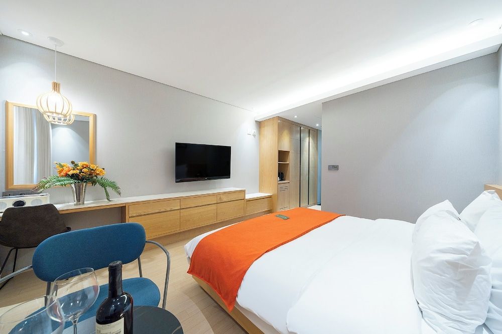 GLOUCESTER HOTEL CHEONGJU Deluxe Double Room 3