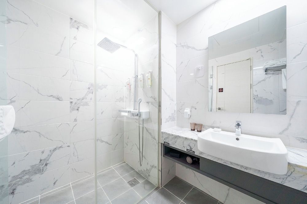 GLOUCESTER HOTEL CHEONGJU Deluxe Twin Room 5