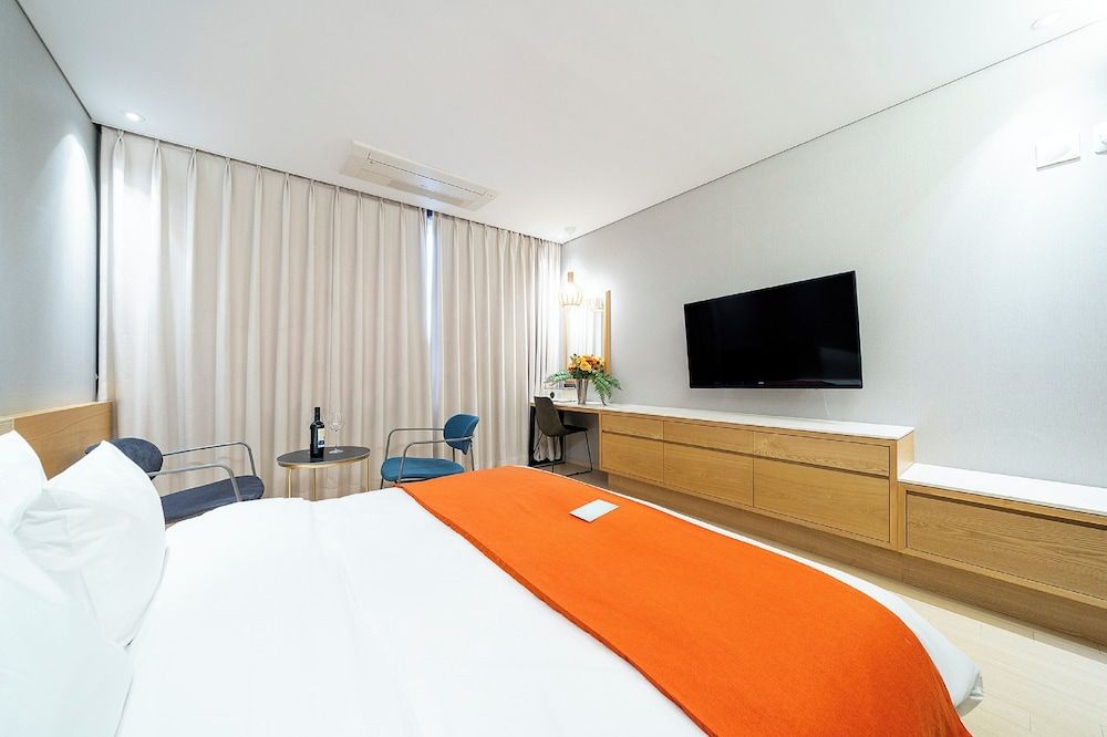 GLOUCESTER HOTEL CHEONGJU Deluxe Double Room 2