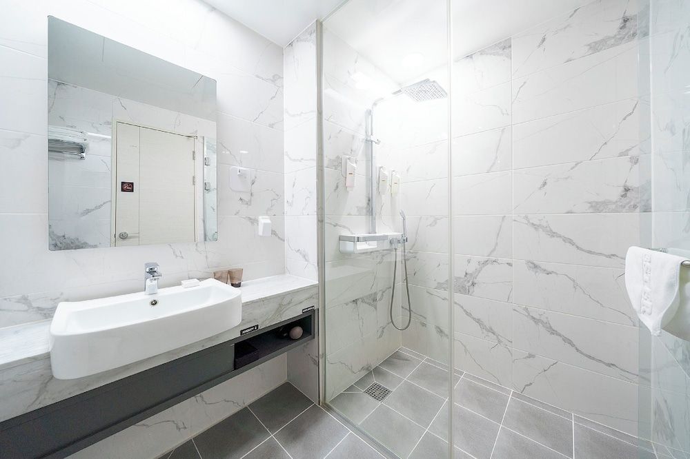 GLOUCESTER HOTEL CHEONGJU Deluxe Double Room 4