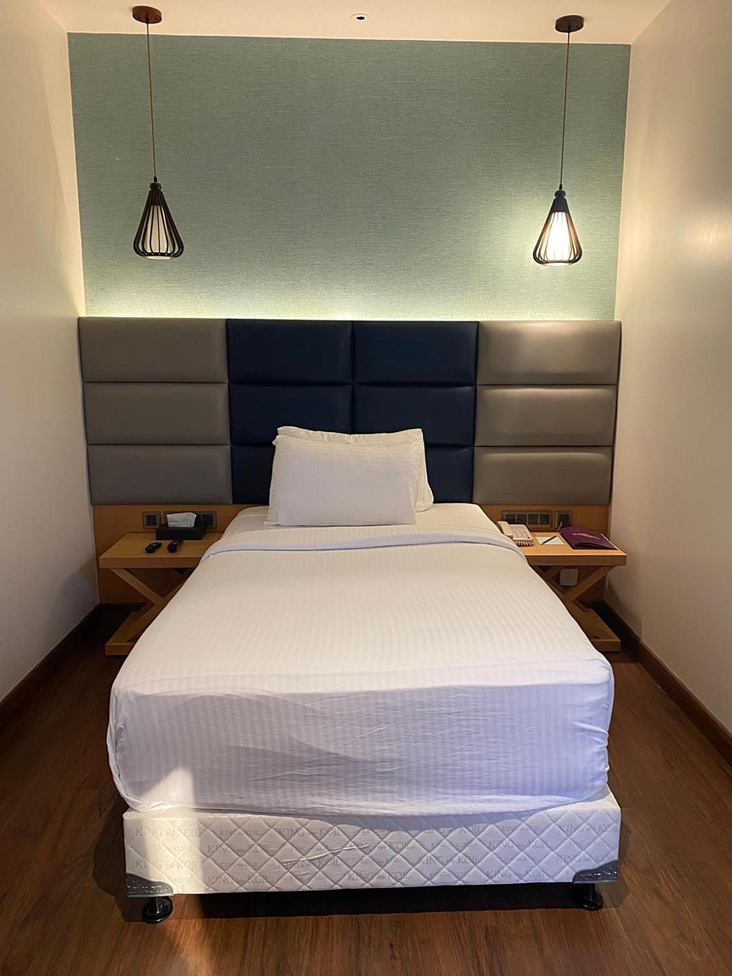 SRM Hotel Standard Room with Queen Bed 3