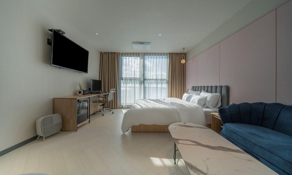 Brown Dot Geobuksum Deluxe Double Room (Randomly assigned) 5