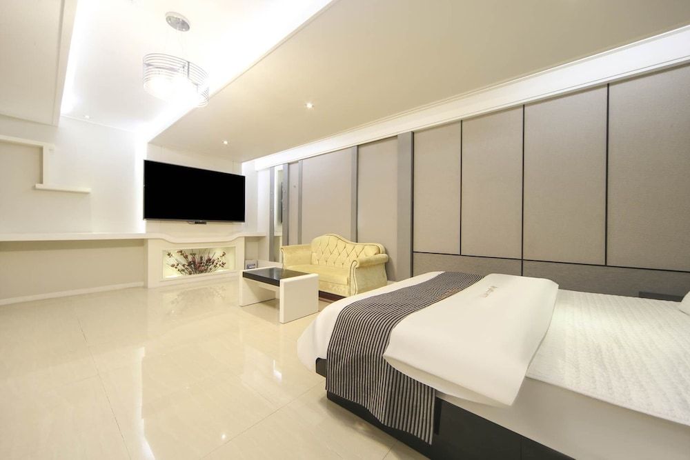 Renaissance Hotel VIP (Sky View) 2