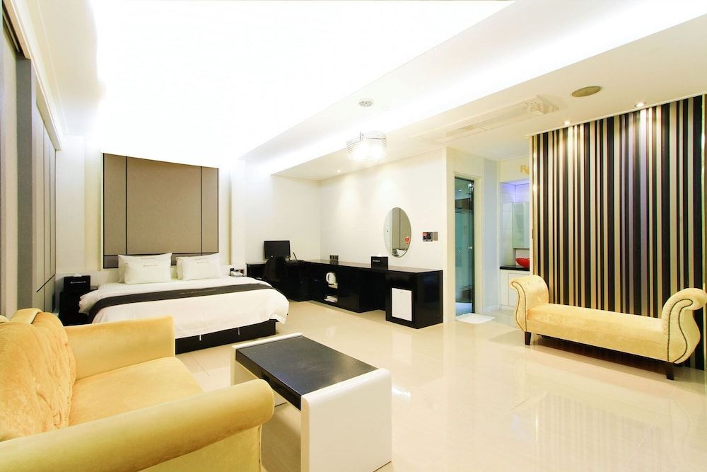 Renaissance Hotel VIP (Sky View) 8