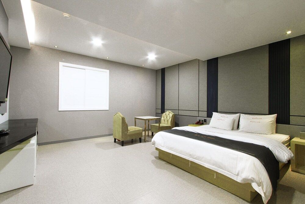 Renaissance Hotel Standard Room 6