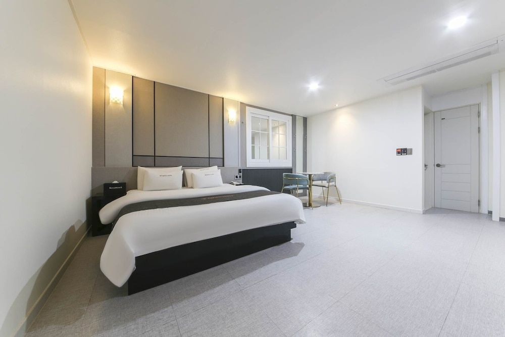 Renaissance Hotel Standard Room 2