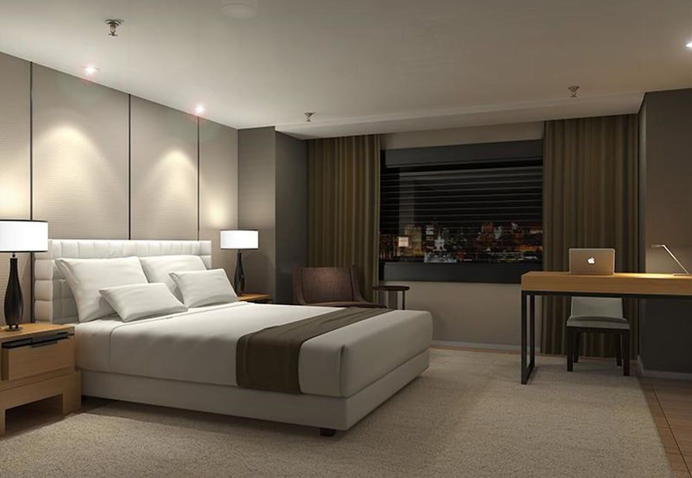 Renaissance Hotel Standard Room 7