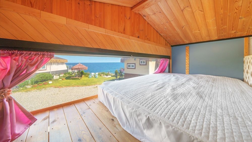 Pohang Puleungolae Caravan Basic Room, 1 Bedroom (Dogchae Caravan 06 (Ocean View)) 2