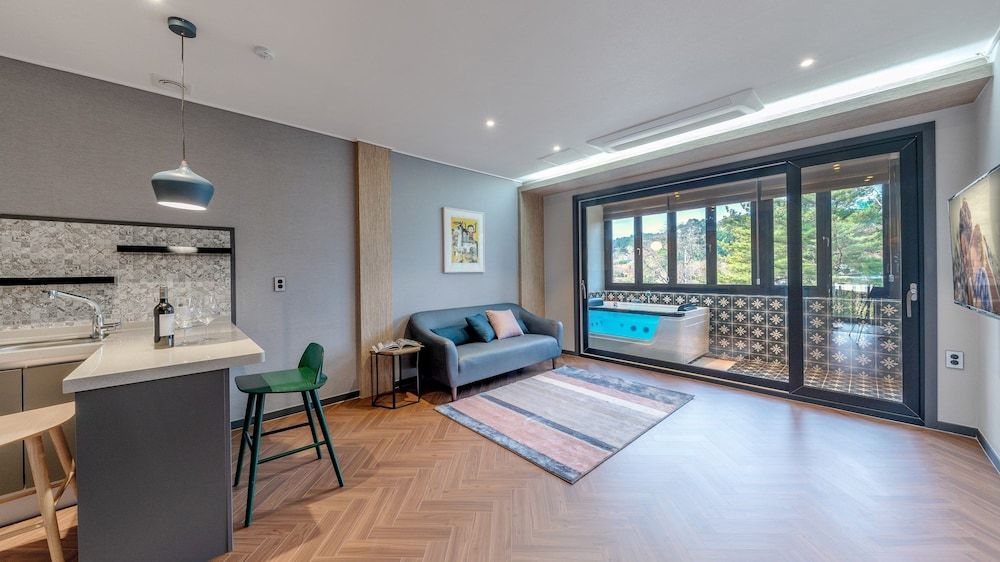 May Garden Suite (G) 6