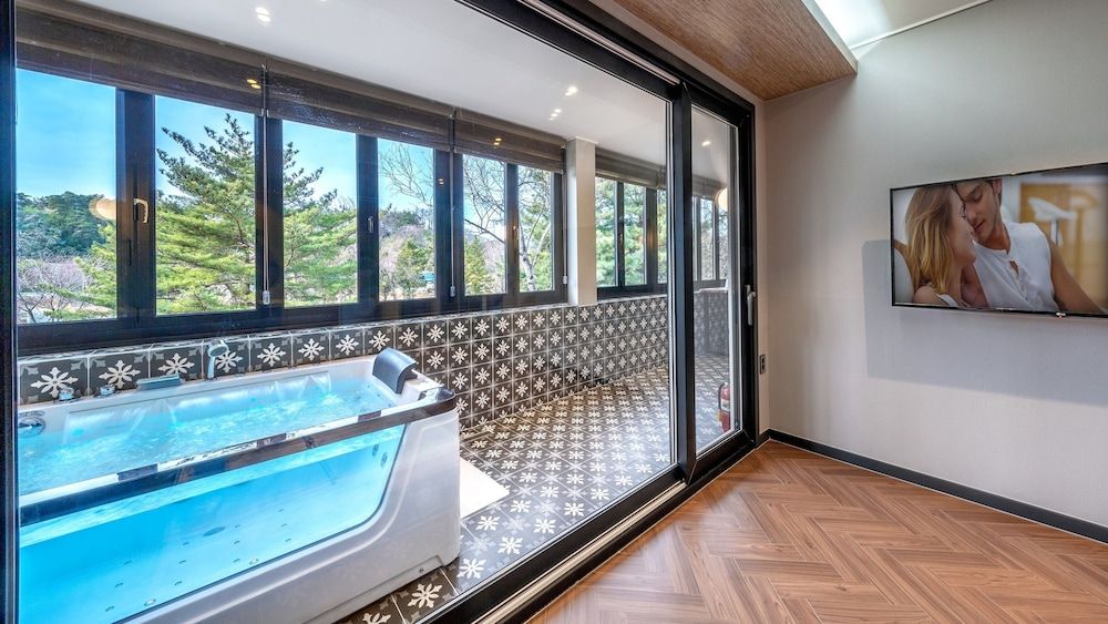 May Garden Suite (G) 5