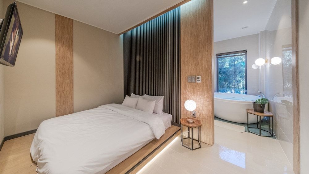 May Garden Studio (M)