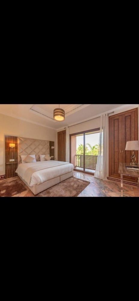 Villa London Luxury Villa, 6 Bedrooms 2