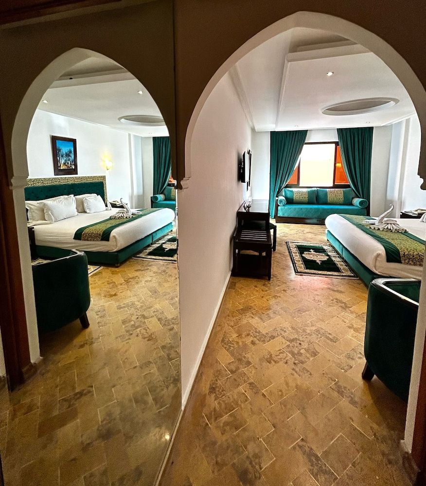 undefined Hôtel Les Trois Palmiers 4