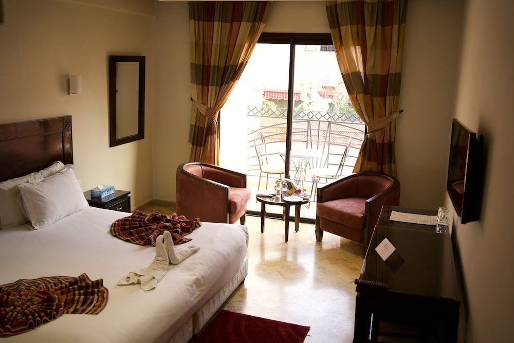 undefined Hôtel Les Trois Palmiers 3