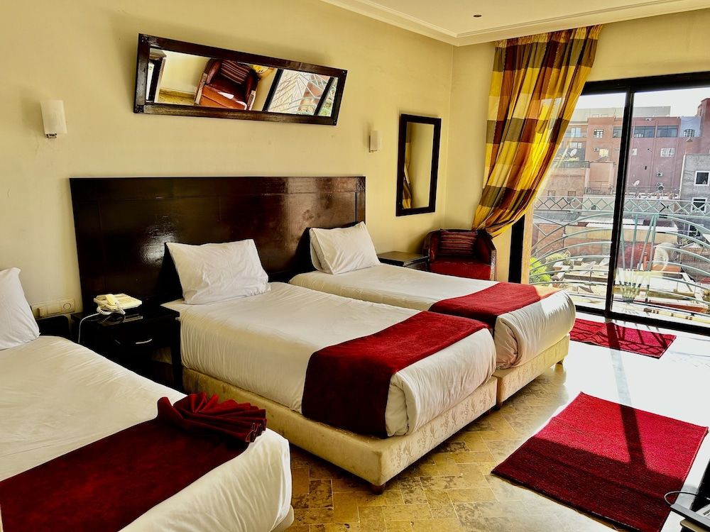 Hôtel Les Trois Palmiers Family Room 2