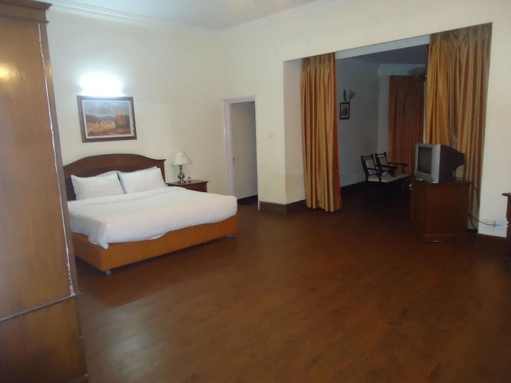 DELUXE 2 BEDS 1 TWIN BED