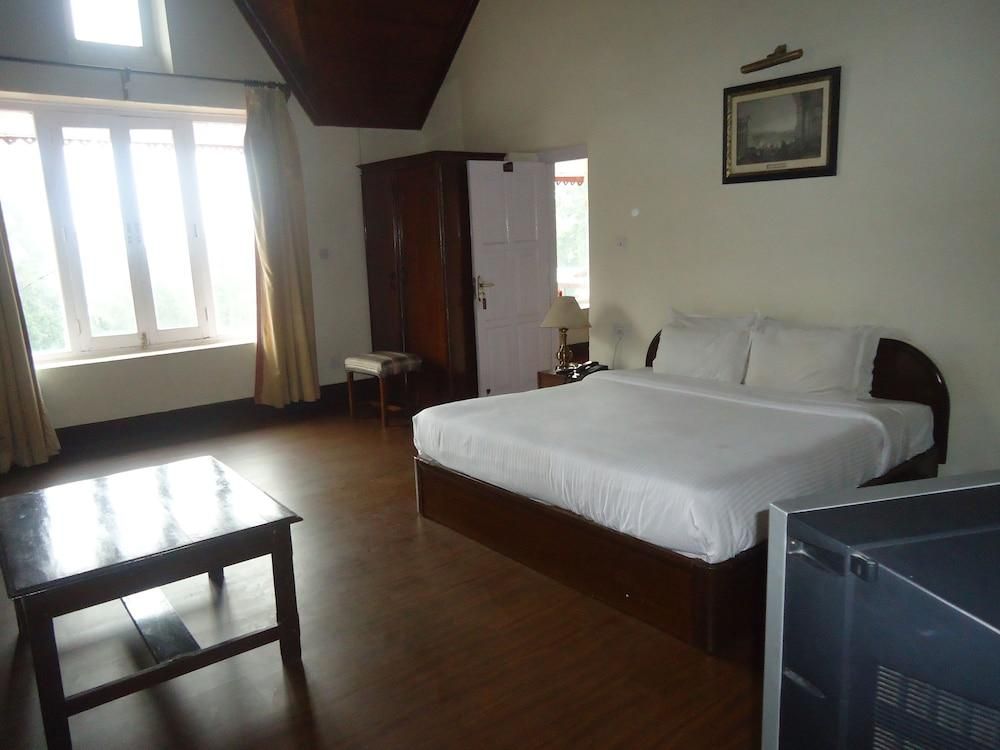 DELUXE 2 BEDS 1 TWIN BED