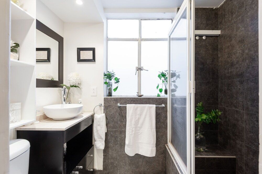 Cozy Vintage Flat Room, Multiple Beds, Non Smoking 23