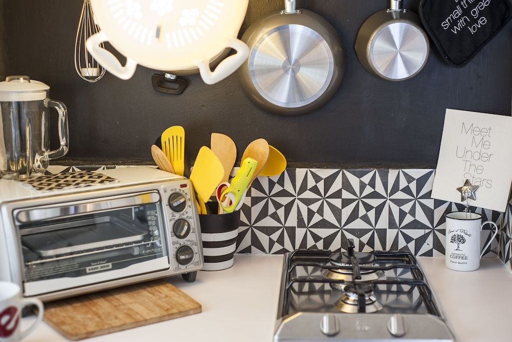 Black & White Apartment Room, Multiple Beds, Non Smoking 16