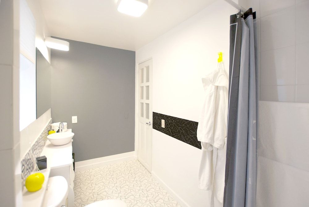 Black & White Apartment Room, Multiple Beds, Non Smoking 25