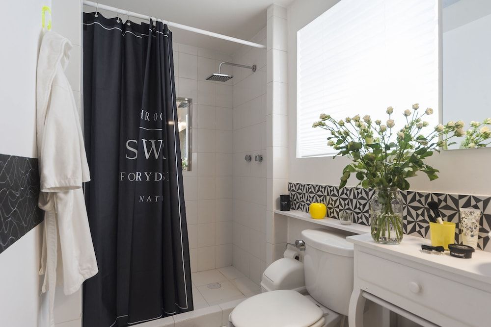 Black & White Apartment Room, Multiple Beds, Non Smoking 26