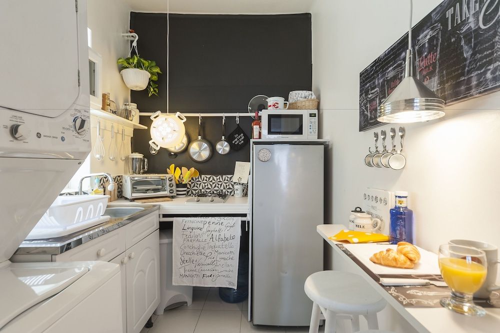 Black & White Apartment Room, Multiple Beds, Non Smoking 18