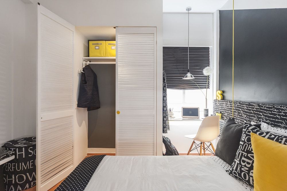 Black & White Apartment Room, Multiple Beds, Non Smoking 10