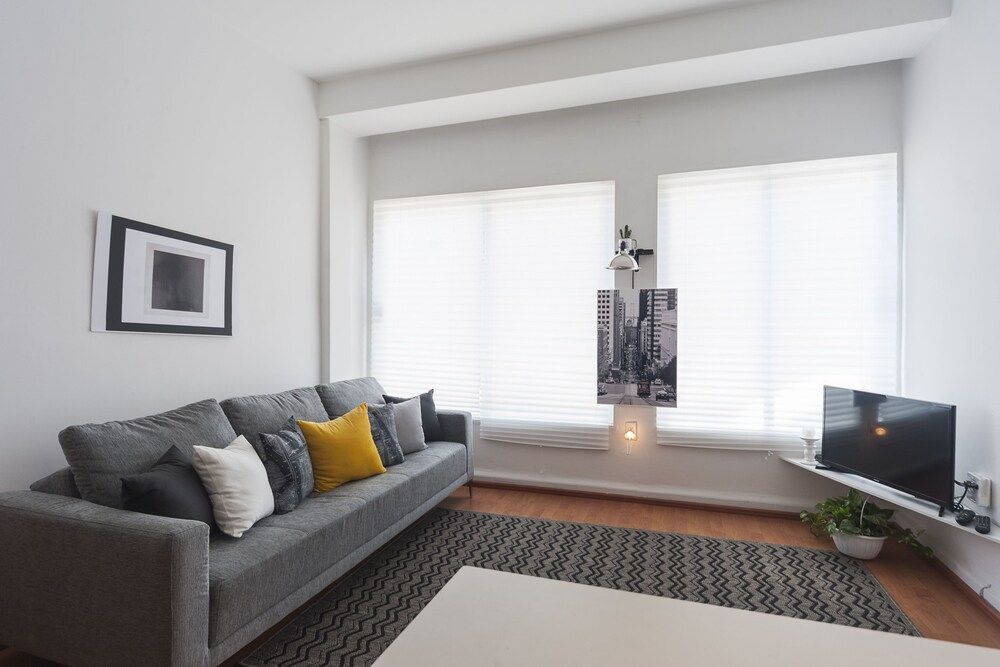 Black & White Apartment Room, Multiple Beds, Non Smoking 23