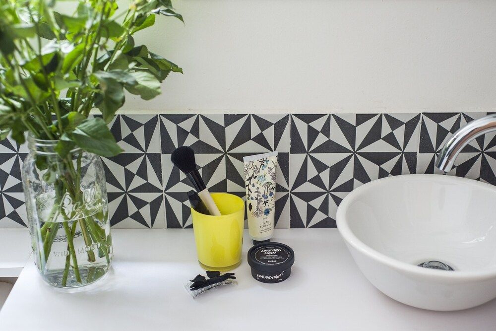 Black & White Apartment Room, Multiple Beds, Non Smoking 29