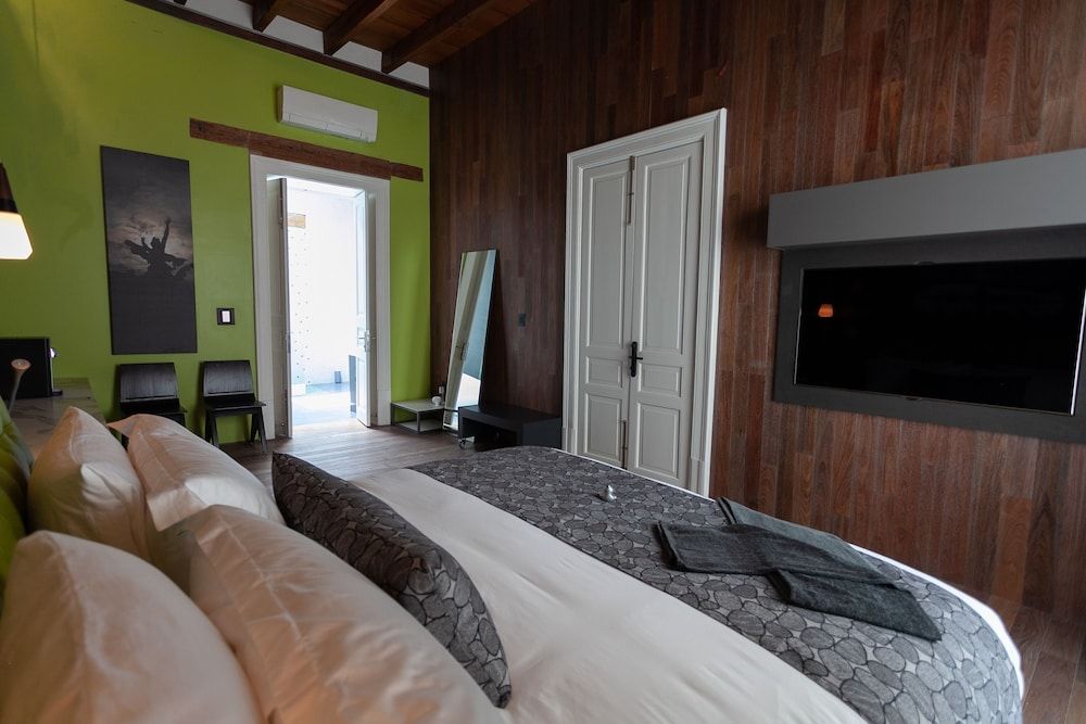 Design Hotel MUMEDI Romantic Suite, 1 King Bed, Balcony, City View 5