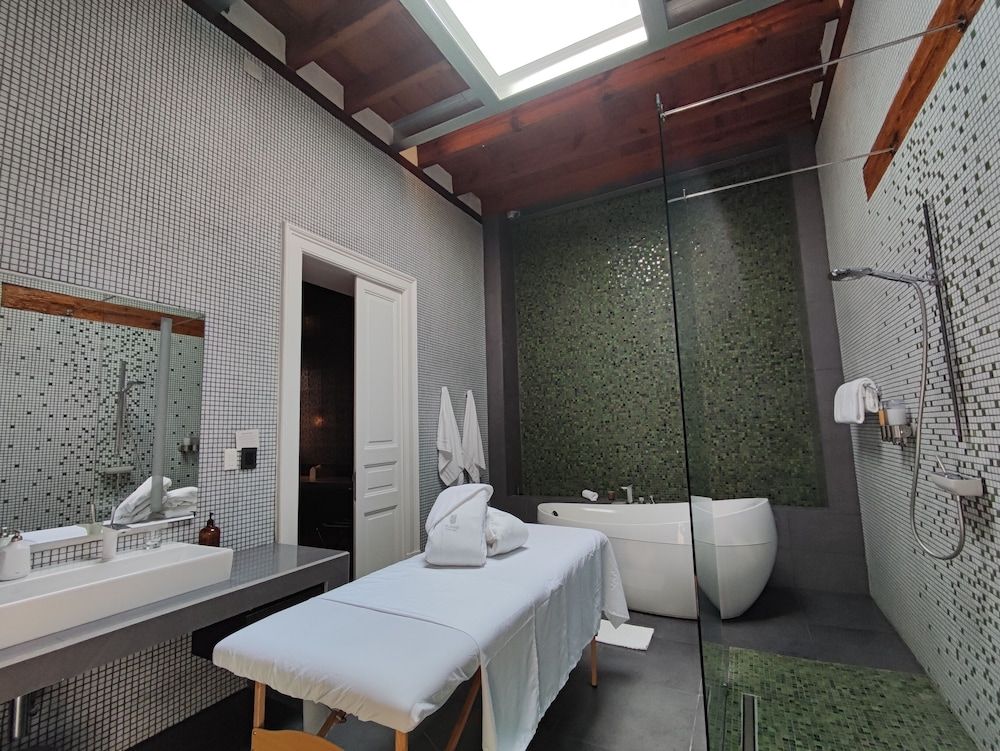 Design Hotel MUMEDI Romantic Suite, 1 King Bed, Balcony, City View 11