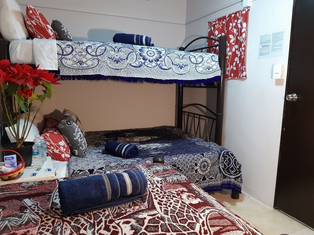 Alameda House Quadruple Room, Shared Bathroom 12