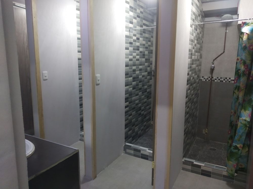 Alameda House Quadruple Room, Shared Bathroom 16