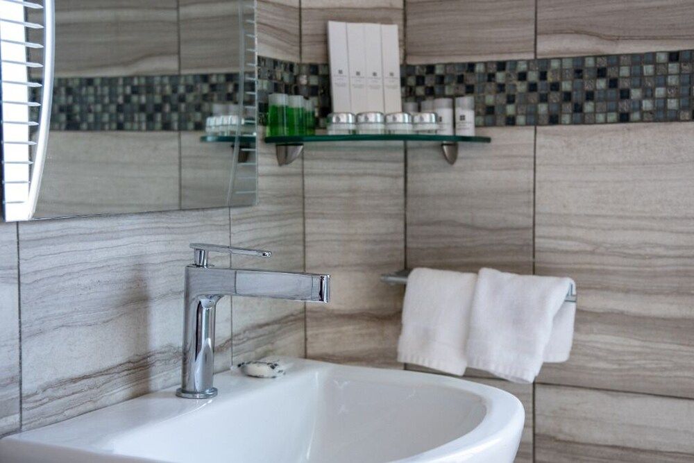 Porterfield Suites Deluxe Suite 9